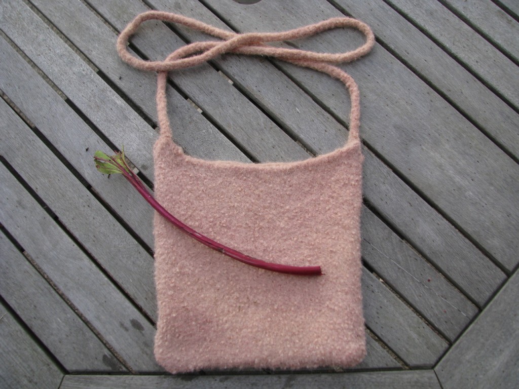 Bolso de lana fieltrado y teñido con remolacha