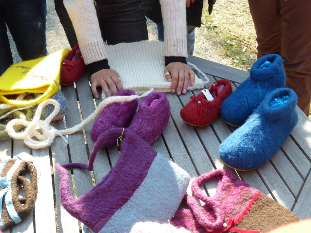Fieltrando lana a mano para hacer un bolso