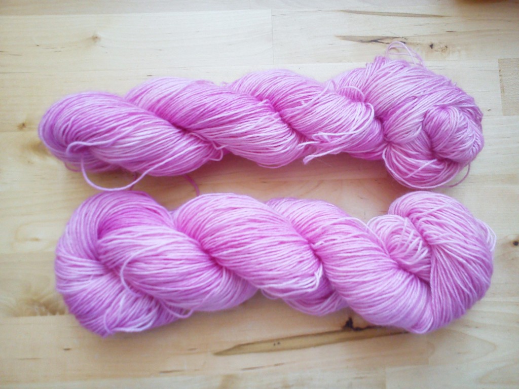 Madejas de lana teñida a mano en color rosa chicle