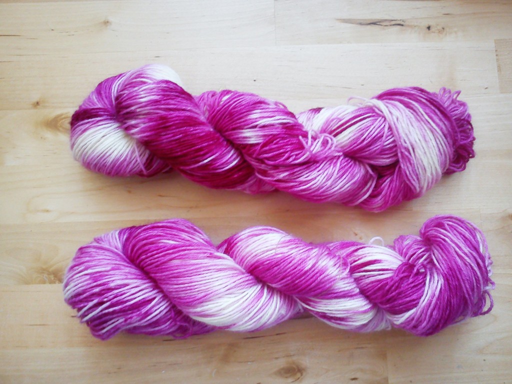 Madejas de lana teñida a mano en rosa y blanco