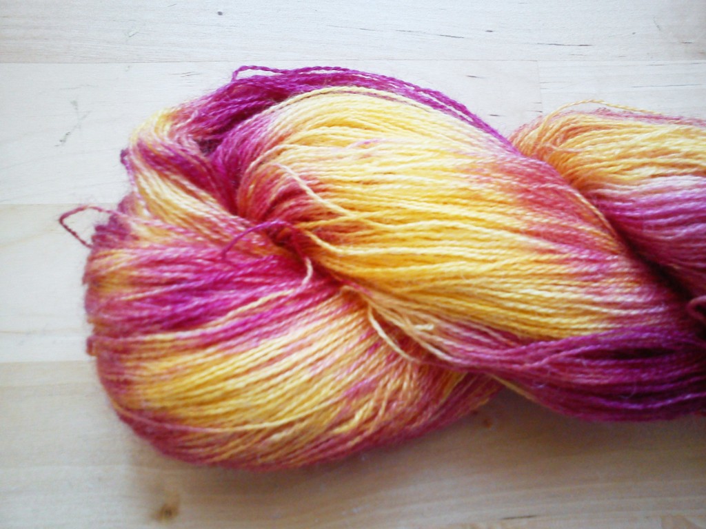 Madeja de lanas teñida a mano en fucsia y amarillo