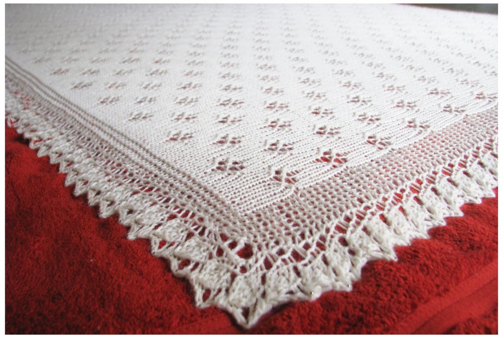 Detalle de manta para bebe tejida con lana a dos agujas