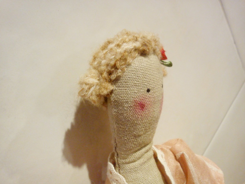 Muñeca Tilda con pelo de lana para manualidades de Téjeme