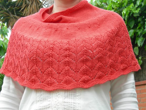 Shoulder Snuggler poncho con motivos lace tejido con lana My Silk