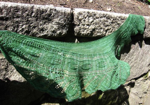 Acanthus Shawlette, chal tejido en lana malabrigo lace Verde Adriana